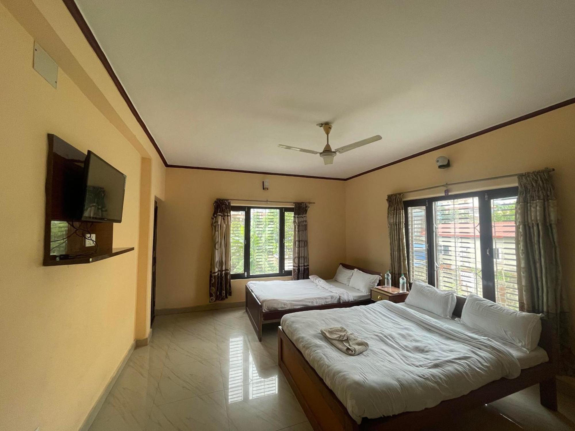 Hotel Peace Ganga Inn 포카라 외부 사진